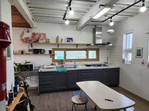 江陵市にあるGangneung Blue Fragranceのキッチン(シンク、テーブル付) +2枚の写真