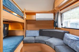 un interno di un camper con un divano e una finestra di Yeosu Gyeongdo Pension a Yeosu