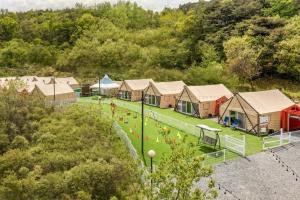 CheongdoにあるCheongdo Shinnanda Aegyeon Glampingのテント付きのキャンプ場の上空の景色