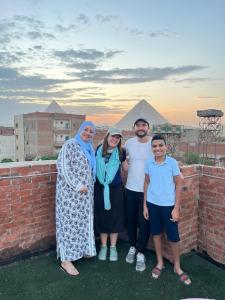משפחה שוהה ב-Merit Pyramids View