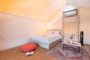 CheongdoにあるCheongdo Shinnanda Aegyeon Glampingのテントの中にベッドがある寝室 +25枚の写真