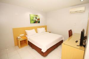 Voodi või voodid majutusasutuse Grande Hotel Lampung Powered by Archipelago toas +17 fotot