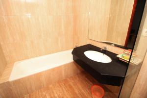 Vannituba majutusasutuses Grande Hotel Lampung Powered by Archipelago