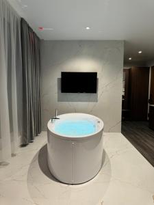 Televízia a/alebo spoločenská miestnosť v ubytovaní Be The One Hotel