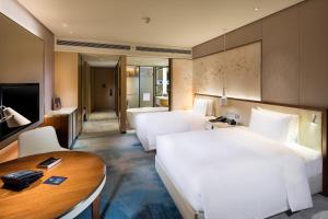 Letto o letti in una camera di Hilton Quanzhou Riverside