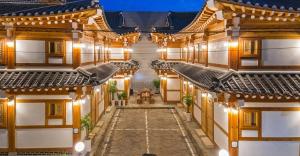 GongjuGongju Goma Guesthouse的带庭院的建筑的俯视图