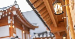 GongjuGongju Goma Guesthouse的屋顶建筑一侧的灯光