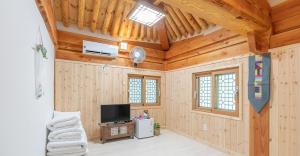 TV a/nebo společenská místnost v ubytování Gongju Goma Guesthouse