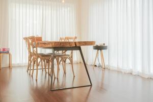 Una mesa y sillas de madera en una habitación. en Jeju Stay Orot, en Jeju 40 fotos más