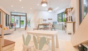 a kitchen and living room with a table and chairs at Yeosu Pyeongsari 85-7 Kids Pool Villa in Yeosu