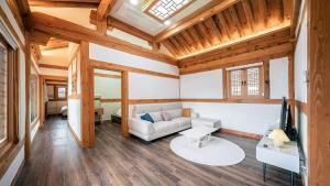慶州市にあるGyeongju Ojae Hanok Pool Villaのソファとテーブルのあるリビングルーム