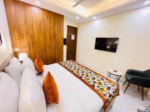 Postel nebo postele na pokoji v ubytování Hotel Ivaan Homes opposite to Iskcon Temple East of Kailash New Delhi