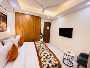TV a/nebo společenská místnost v ubytování Hotel Ivaan Homes opposite to Iskcon Temple East of Kailash New Delhi