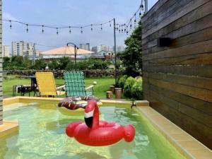 una piscina con un nadador inflable en un patio trasero en Jeju Ianstay, en Jeju 5 fotos más