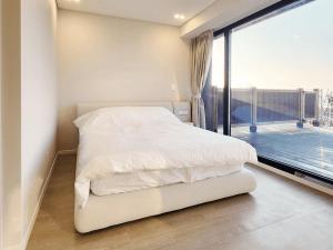 Postel nebo postele na pokoji v ubytování Ganghwa Do N Do Stay