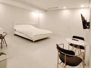 Postel nebo postele na pokoji v ubytování Ganghwa Do N Do Stay + 1 fotografie