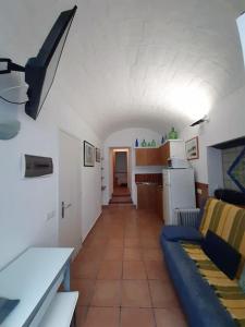 ein Wohnzimmer mit Couch und Küche in der Unterkunft Horta II - Cadaqués in Cadaqués