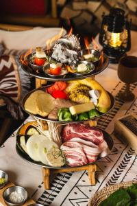 trois assiettes de nourriture au-dessus d’une table dans l'établissement Equinox de Geumneung, à Jeju 14 autres photos