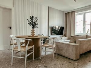 a living room with a table and a couch at Apartament Lipowa Centrum in Białystok