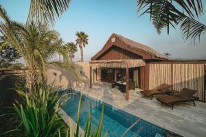 ein Resort mit Pool und Haus in der Unterkunft Jeju Sentosa Hallim in Jeju-do