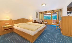 Łóżko lub łóżka w pokoju w obiekcie Landhotel Kirchenwirt