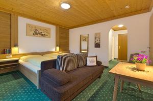 Łóżko lub łóżka w pokoju w obiekcie Landhotel Kirchenwirt