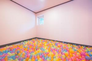 a large room filled with lots of colorful balls at Yeonhuijae Pool Villa Private Beomeo Branch in Yangsan +8 photos
