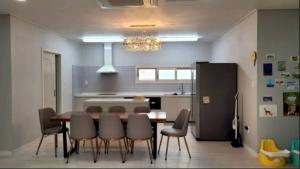 Η κουζίνα ή μικρή κουζίνα στο Jeju Aewol Doldam-gil Pension +13 φωτογραφίες