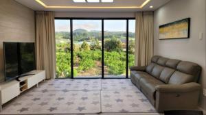 Μια τηλεόραση ή/και κέντρο ψυχαγωγίας στο Jeju Aewol Doldam-gil Pension