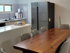 Η κουζίνα ή μικρή κουζίνα στο Jeju Aewol Doldam-gil Pension