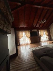 una camera da letto con un letto e una TV in una stanza di Transilvania Guesthouse a Miercurea Sibiului