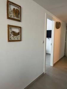 Μια τηλεόραση ή/και κέντρο ψυχαγωγίας στο דירה מעוצבת בקריית אונו