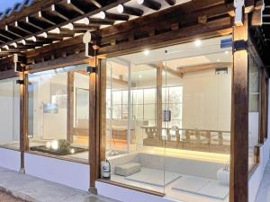 Et badeværelse på Jeonju Pungryu House