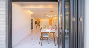 una sala da pranzo con tavolo e porte in vetro di Yeosu The Today Dog Private Pension a Yeosu