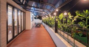 un corridoio di un edificio con piante di Yeosu The Today Dog Private Pension a Yeosu