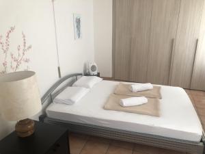 a bedroom with a bed with two towels on it at Vacanza a Miglieglia in Miglieglia +8 photos