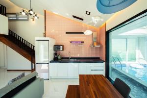 una cocina con un acuario en el medio. en Gyeongju Yeonjeong Pool Villa, en Gyeongju