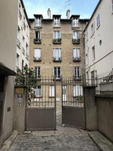 un edificio de apartamentos con una puerta delante en Château de Versailles 800m à pied, en Versalles