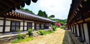 a courtyard of a building with at Seocheon Munmun Traditional Hotel in Seocheon
