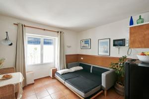 ein Schlafzimmer mit einem Bett in der Zimmerecke in der Unterkunft Horta III - Loft - Cadaqués in Cadaqués