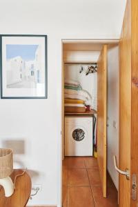 ein Flur mit einer Waschmaschine und einem Trockner in einem Zimmer in der Unterkunft Horta III - Loft - Cadaqués in Cadaqués