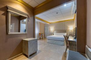 una habitación de hotel con una cama y un baño en Hotel Sacromonte, en Granada