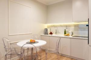 Kuchyňa alebo kuchynka v ubytovaní Mennica Residence Luxury Location