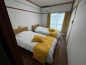 Postel nebo postele na pokoji v ubytování 巨人の宿