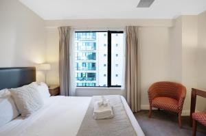 Una habitación de hotel con una cama y una ventana. en City Hideaway 1 BR Apt with Pool and Gym, en Auckland 24 fotos más