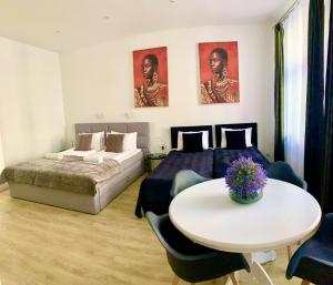 Łóżko lub łóżka w pokoju w obiekcie Apartamenty KB Toruń