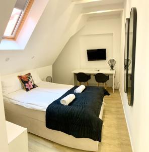 mała sypialnia z łóżkiem i biurkiem w obiekcie Apartamenty KB Toruń w Toruniu