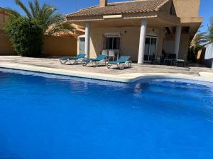 The swimming pool at or close to CHALET CON PISCINA A 100m DE LA PLAYA LA MANGA