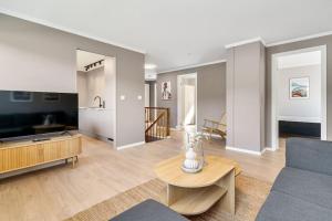 KongsbergにあるFully furnished apartment close to Technology park and Uniのソファとテーブルのあるリビングルーム