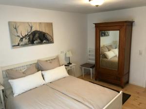 a bedroom with a bed and a mirror at Pension Försterhof in Angermünde